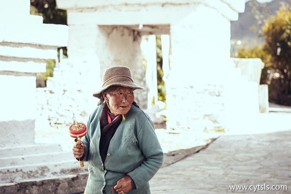 一個(gè)人去西藏旅游